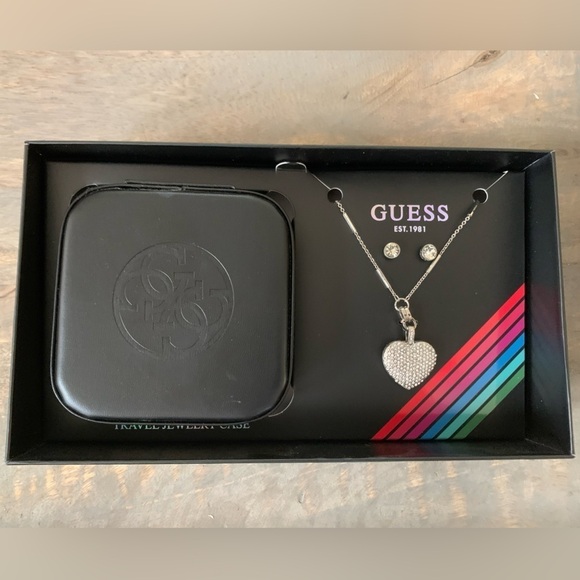 Guess Travel Jewelry Case With Necklace and Earrings - Picture 1 of 6